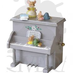 Bonita caja musical de madera con forma de piano. Tiene tres figuras que bailan al son de la música.